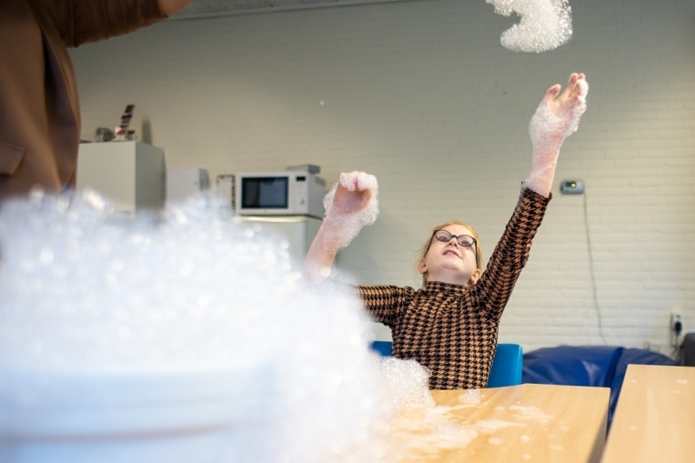 Spelen en voelen met schuim bij groep Vlinder