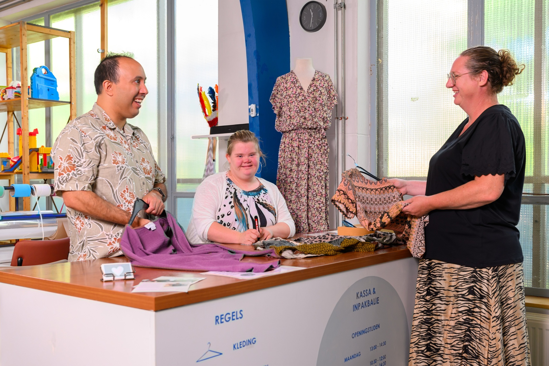 Clienten-Esmee-Assink-en-Tom-Perloy-en-vrijwilligster-Evelien-Mellee-t-KleedGoed.jpg