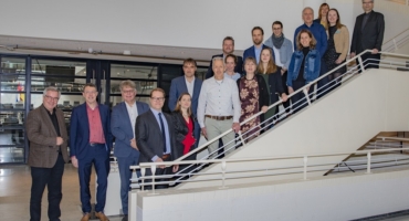 Gezelschap op trap na ondertekening Green Deal Zorg