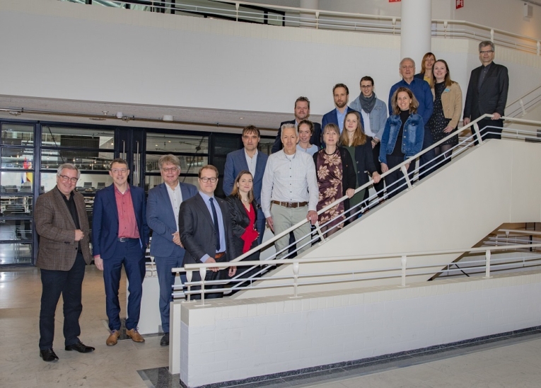 Gezelschap op trap na ondertekening Green Deal Zorg