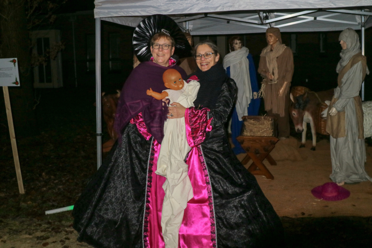 Kerstwandeling 2018 - dames in Dickens-outfit