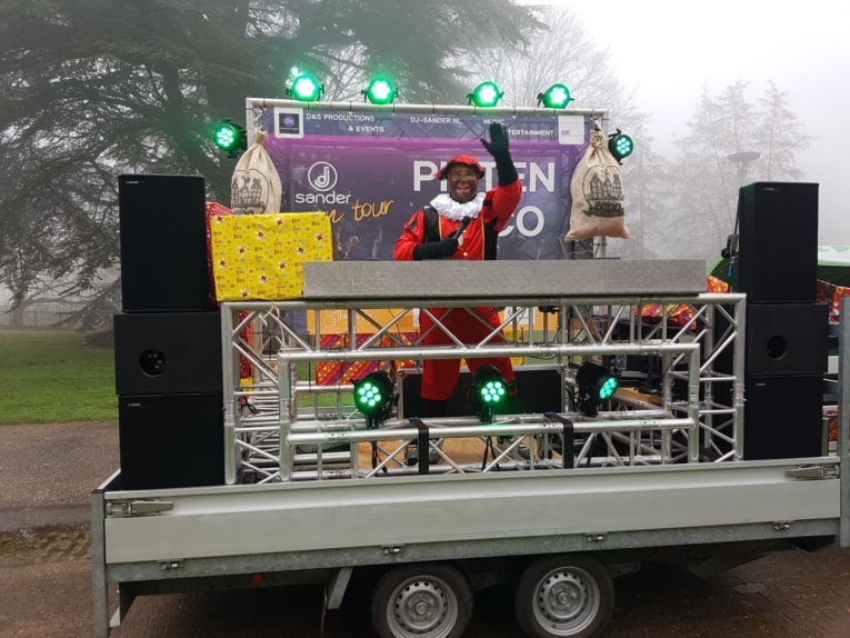 Sint 2020  - piet op kar